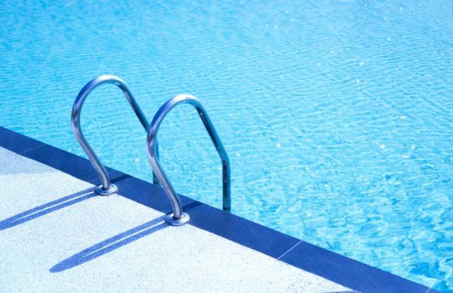 Réglementation piscine naturelle : ce que dit la loi en France